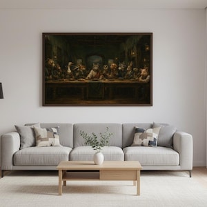 Peut inclure: Une &oelig;uvre d'art encadr&eacute;e repr&eacute;sentant une parodie de la C&egrave;ne, avec des animaux anthropomorphes &agrave; table. La peinture a un style sombre et classique, avec un cadre marron. La sc&egrave;ne se d&eacute;roule dans une pi&egrave;ce avec un canap&eacute;, des coussins et une lampe.