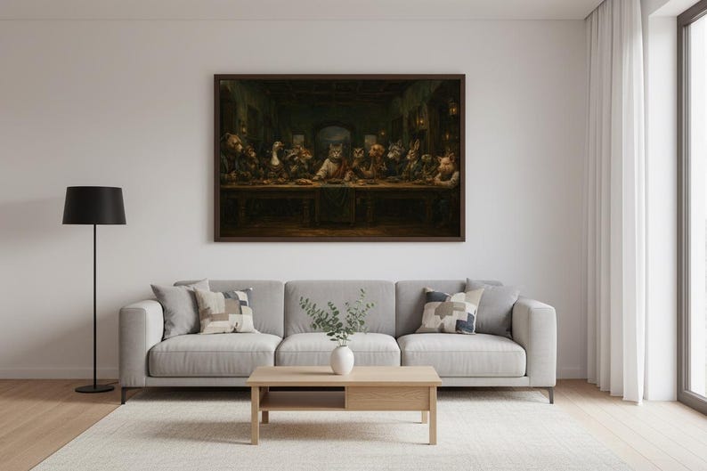 Peut inclure: Une &oelig;uvre d'art encadr&eacute;e repr&eacute;sentant une parodie de la C&egrave;ne, avec des animaux anthropomorphes &agrave; table. La peinture a un style sombre et classique, avec un cadre marron. La sc&egrave;ne se d&eacute;roule dans une pi&egrave;ce avec un canap&eacute;, des coussins et une lampe.