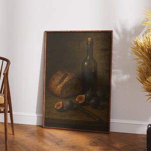 Pode incluir: Pintura emoldurada de natureza morta com uma garrafa de vidro escuro com rolha, um p&atilde;o e figos. Uma faca est&aacute; sobre a mesa. A pintura tem uma paleta de cores quentes e suaves.