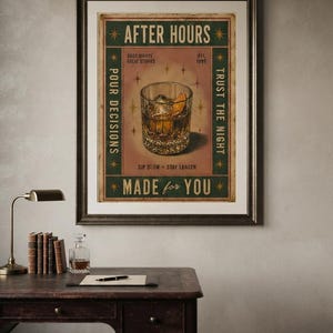 Puede incluir: Una l&aacute;mina enmarcada con un gr&aacute;fico de estilo vintage de un vaso de whisky con una rodaja de naranja. El texto dice AFTER HOURS, POUR DECISIONS, TRUST THE NIGHT, MADE FOR YOU, GOOD NIGHTS GREAT STORIES, EST. 1997, y SIP SLOW + STAY LONGER.