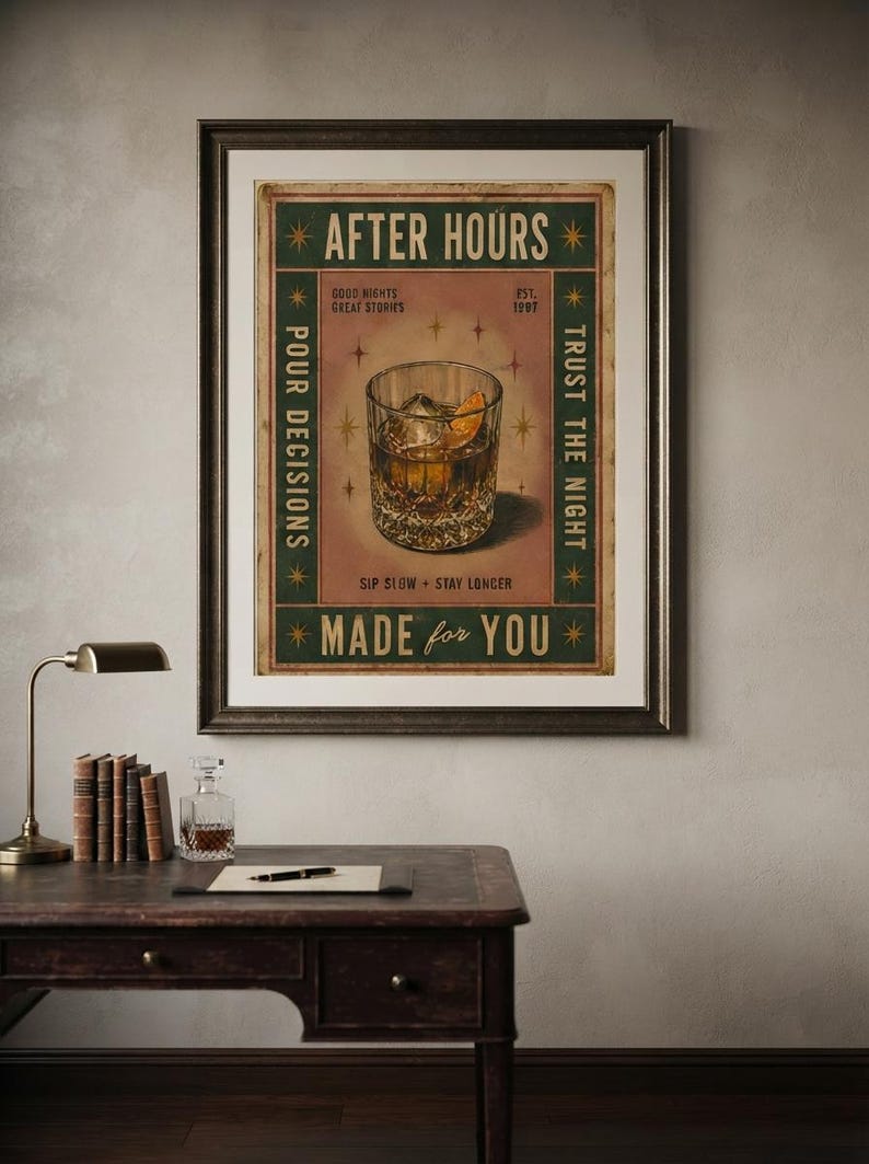 Puede incluir: Una l&aacute;mina enmarcada con un gr&aacute;fico de estilo vintage de un vaso de whisky con una rodaja de naranja. El texto dice AFTER HOURS, POUR DECISIONS, TRUST THE NIGHT, MADE FOR YOU, GOOD NIGHTS GREAT STORIES, EST. 1997, y SIP SLOW + STAY LONGER.
