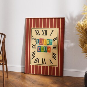 Pu&ograve; includere: Un'opera d'arte da parete incorniciata con un design a orologio, numeri romani e le parole "LUXURY CLUB" in lettere colorate. La cornice ha un motivo a strisce rosse e bianche.