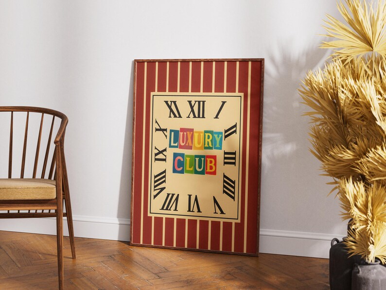 Pu&ograve; includere: Un'opera d'arte da parete incorniciata con un design a orologio, numeri romani e le parole "LUXURY CLUB" in lettere colorate. La cornice ha un motivo a strisce rosse e bianche.