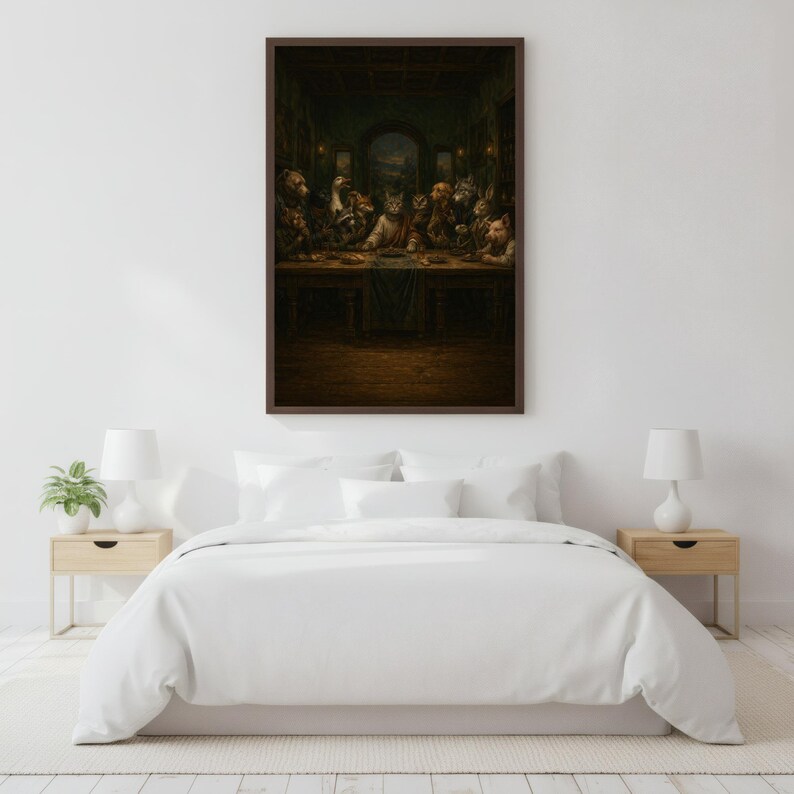 K&ouml;nnte beinhalten: Ein gerahmter Kunstdruck, der eine Parodie des Letzten Abendmahls darstellt, mit Katzen und Hunden anstelle der urspr&uuml;nglichen Figuren. Das Kunstwerk spielt in einem schwach beleuchteten Raum mit einem langen Tisch, der Rahmen ist dunkelbraun.