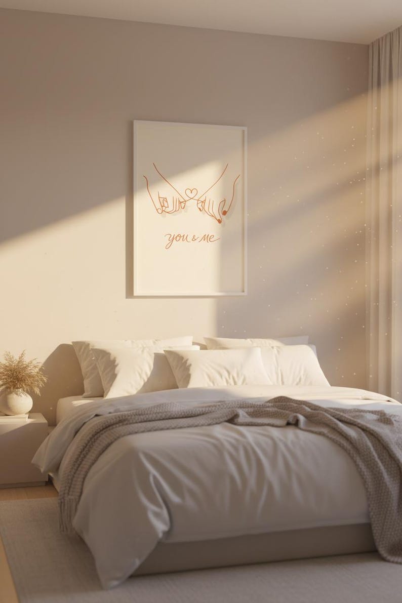 Puede incluir: Una habitaci&oacute;n con una cama con ropa de cama blanca y una manta gris. Una impresi&oacute;n enmarcada en la pared muestra un dibujo lineal de dos manos tomadas del dedo me&ntilde;ique, con las palabras "you & me". Un jarr&oacute;n con plantas secas est&aacute; en la mesita de noche.