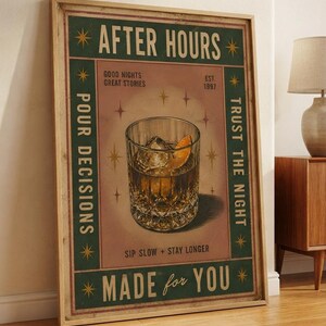 Puede incluir: Un p&oacute;ster rectangular enmarcado con un borde verde oscuro y un centro rosa claro. El texto dice AFTER HOURS, GOOD NIGHTS GREAT STORIES, EST 1997, POUR DECISIONS, TRUST THE NIGHT, SIP SLOW + STAY LONGER y MADE for YOU. Un vaso con l&iacute;quido &aacute;mbar, hielo y una c&aacute;scara de naranja est&aacute; centrado.