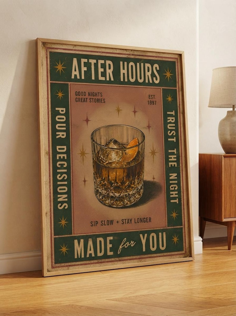 Puede incluir: Un p&oacute;ster rectangular enmarcado con un borde verde oscuro y un centro rosa claro. El texto dice AFTER HOURS, GOOD NIGHTS GREAT STORIES, EST 1997, POUR DECISIONS, TRUST THE NIGHT, SIP SLOW + STAY LONGER y MADE for YOU. Un vaso con l&iacute;quido &aacute;mbar, hielo y una c&aacute;scara de naranja est&aacute; centrado.