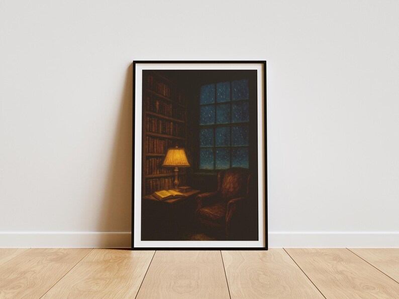 Peut inclure: Impression encadr&eacute;e d'un coin lecture douillet. L'image pr&eacute;sente une lampe allum&eacute;e sur une petite table avec un livre ouvert, un fauteuil confortable et une biblioth&egrave;que. Une fen&ecirc;tre r&eacute;v&egrave;le un ciel &eacute;toil&eacute;.