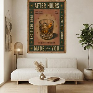 Puede incluir: Un letrero de pared rectangular con una ilustraci&oacute;n de estilo vintage de un vaso de whisky con hielo y una c&aacute;scara de naranja. El texto dice AFTER HOURS, GOOD NIGHTS GREAT STORIES, EST 1907, POUR DECISIONS, TRUST THE NIGHT y SIP SLOW + STAY LONGER.
