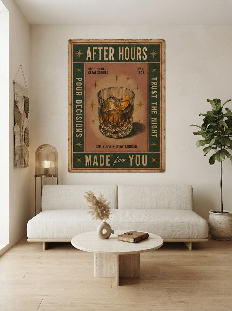 Puede incluir: Un letrero de pared rectangular con una ilustraci&oacute;n de estilo vintage de un vaso de whisky con hielo y una c&aacute;scara de naranja. El texto dice AFTER HOURS, GOOD NIGHTS GREAT STORIES, EST 1907, POUR DECISIONS, TRUST THE NIGHT y SIP SLOW + STAY LONGER.