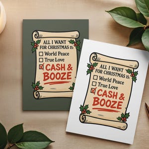 Puede incluir: Dos tarjetas navide&ntilde;as con dise&ntilde;o de pergamino, una sobre fondo verde y otra sobre blanco. Las tarjetas dicen "Todo lo que quiero para Navidad es: Cash & Booze". Acentos de acebo y bayas decoran la parte superior e inferior.
