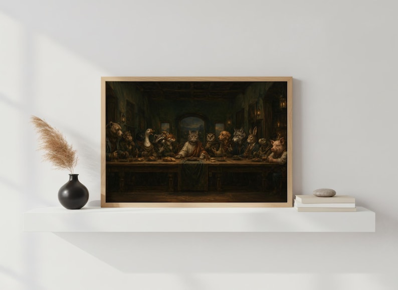 Peut inclure: Une impression encadr&eacute;e repr&eacute;sentant une parodie de La C&egrave;ne, avec des animaux anthropomorphes. L'&oelig;uvre d'art est situ&eacute;e dans une pi&egrave;ce sombre avec une longue table en bois. Les animaux comprennent des chats, des chiens et d'autres cr&eacute;atures.