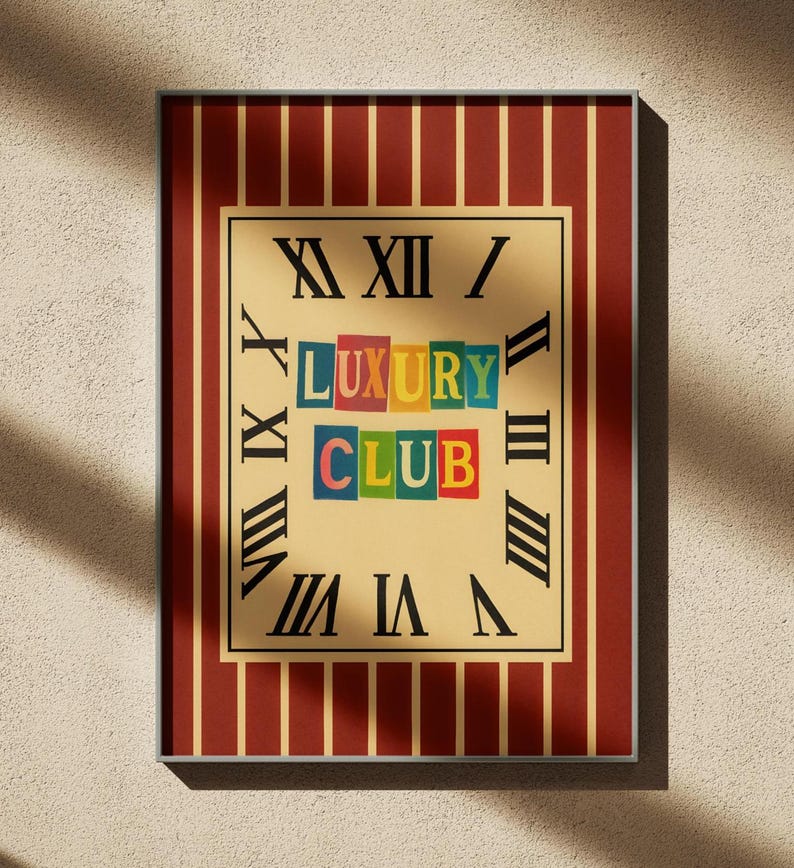 Pu&ograve; includere: Opera d'arte da parete incorniciata con un design a orologio, numeri romani e le parole "LUXURY CLUB" in lettere a blocchi colorate. Lo sfondo &egrave; color crema con un bordo a righe rosse e beige.