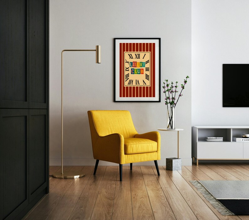 Pu&ograve; includere: Una stampa artistica incorniciata con uno sfondo a righe rosse e bianche e le parole "LUXURY CLUB" in lettere a blocchi colorate. Sotto l'opera d'arte c'&egrave; una poltrona gialla, con una lampada da terra dorata a sinistra.