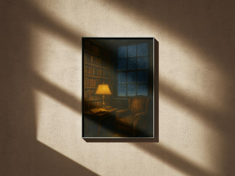 Peut inclure: Tableau encadr&eacute; repr&eacute;sentant une sc&egrave;ne de biblioth&egrave;que chaleureuse. Une lampe allum&eacute;e est pos&eacute;e sur une table avec un livre ouvert, &agrave; c&ocirc;t&eacute; d'un fauteuil confortable. Des &eacute;tag&egrave;res de livres bordent le mur, et une fen&ecirc;tre montre une nuit &eacute;toil&eacute;e.