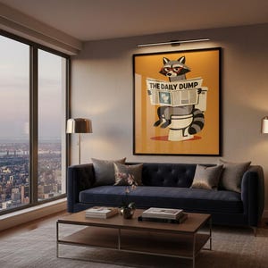 Op de afbeelding: Een woonkamer met een groot ingelijst poster met een wasbeer die een krant leest met de titel "THE DAILY DUMP". De kamer heeft een marineblauwe bank, een salontafel en een groot raam met uitzicht op de stad. Een vloerlamp en een vloerkleed maken de inrichting compleet.