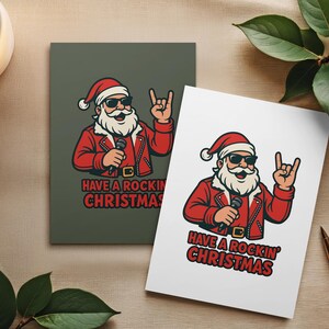 K&ouml;nnte beinhalten: Zwei Weihnachtskarten mit einem Cartoon-Weihnachtsmann, der eine Sonnenbrille und eine rote Jacke tr&auml;gt, ein Mikrofon h&auml;lt und eine Rock'n'Roll-Handbewegung macht. Die Karten tragen den Text "Have a Rockin' Christmas".