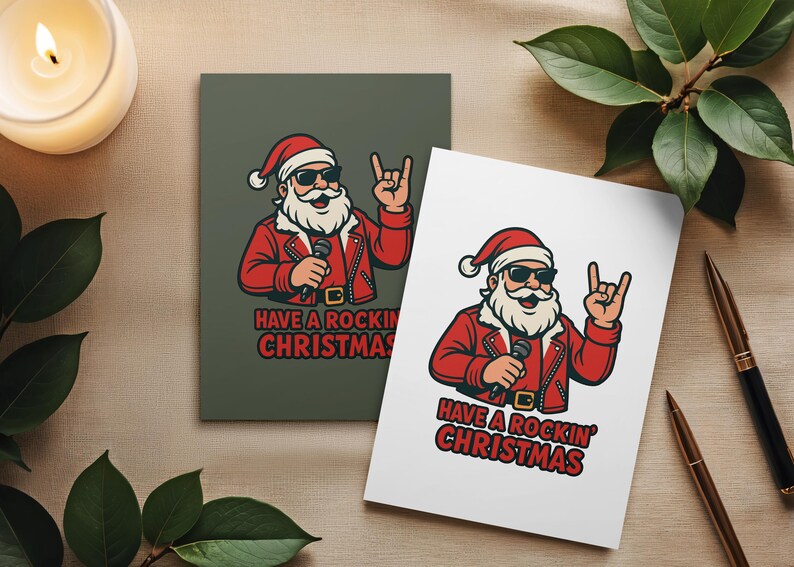 K&ouml;nnte beinhalten: Zwei Weihnachtskarten mit einem Cartoon-Weihnachtsmann, der eine Sonnenbrille und eine rote Jacke tr&auml;gt, ein Mikrofon h&auml;lt und eine Rock'n'Roll-Handbewegung macht. Die Karten tragen den Text "Have a Rockin' Christmas".