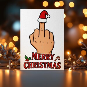 以下が含まれることがあります： クリスマスカード。中指を立てた手にはサンタ帽が被せられている。「MERRY CHRISTMAS」の文字は赤色で、ヒイラギとキャンディケインが添えられている。