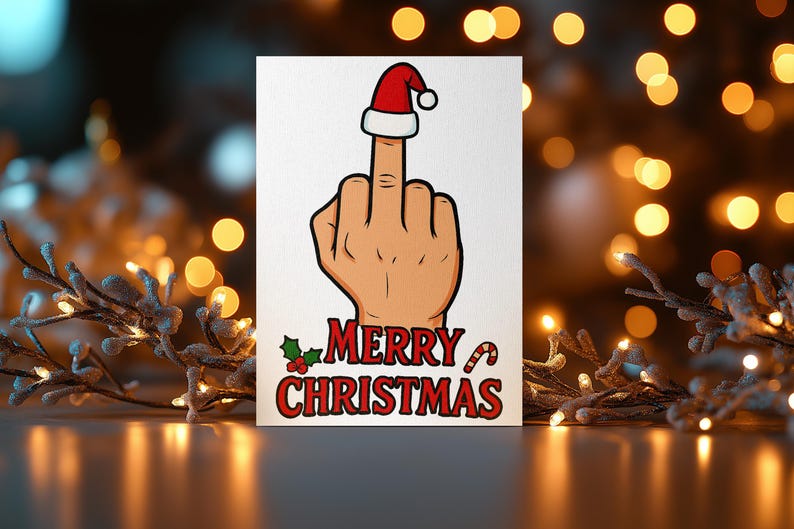以下が含まれることがあります： クリスマスカード。中指を立てた手にはサンタ帽が被せられている。「MERRY CHRISTMAS」の文字は赤色で、ヒイラギとキャンディケインが添えられている。