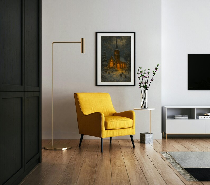Peut inclure: Une impression encadr&eacute;e d'une &eacute;glise la nuit, &eacute;clair&eacute;e par une lumi&egrave;re chaude, est accroch&eacute;e au-dessus d'un fauteuil jaune avec des pieds noirs. Un lampadaire dor&eacute; et une petite table d'appoint avec un vase de fleurs sont &eacute;galement visibles.