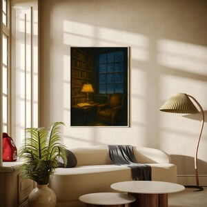 Peut inclure: Une peinture encadr&eacute;e repr&eacute;sente une sc&egrave;ne de biblioth&egrave;que chaleureuse avec une lampe allum&eacute;e, un fauteuil et des &eacute;tag&egrave;res. La pi&egrave;ce comprend un canap&eacute; cr&egrave;me, deux tables basses rondes avec des bases en bois et un lampadaire avec un abat-jour pliss&eacute;. Une plante en pot et une fen&ecirc;tre sont &eacute;galement visibles.
