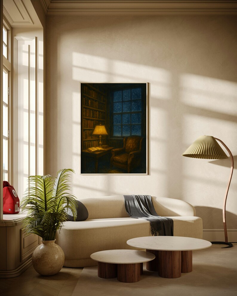Peut inclure: Une peinture encadr&eacute;e repr&eacute;sente une sc&egrave;ne de biblioth&egrave;que chaleureuse avec une lampe allum&eacute;e, un fauteuil et des &eacute;tag&egrave;res. La pi&egrave;ce comprend un canap&eacute; cr&egrave;me, deux tables basses rondes avec des bases en bois et un lampadaire avec un abat-jour pliss&eacute;. Une plante en pot et une fen&ecirc;tre sont &eacute;galement visibles.