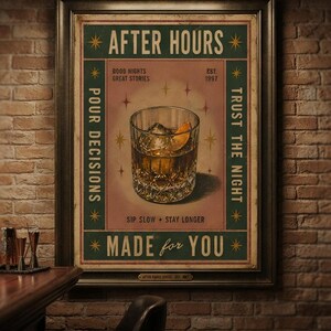 Puede incluir: Un p&oacute;ster de pared rectangular enmarcado con una ilustraci&oacute;n central de un vaso de l&iacute;quido &aacute;mbar con hielo y una rodaja de naranja. El texto dice AFTER HOURS, GOOD NIGHTS GREAT STORIES, EST 1997, POUR DECISIONS, TRUST THE NIGHT, SIP SLOW + STAY LONGER, MADE for YOU.