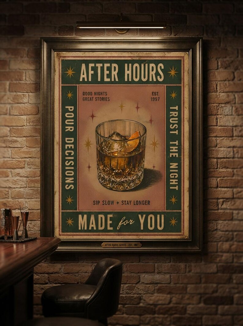 Puede incluir: Un p&oacute;ster de pared rectangular enmarcado con una ilustraci&oacute;n central de un vaso de l&iacute;quido &aacute;mbar con hielo y una rodaja de naranja. El texto dice AFTER HOURS, GOOD NIGHTS GREAT STORIES, EST 1997, POUR DECISIONS, TRUST THE NIGHT, SIP SLOW + STAY LONGER, MADE for YOU.