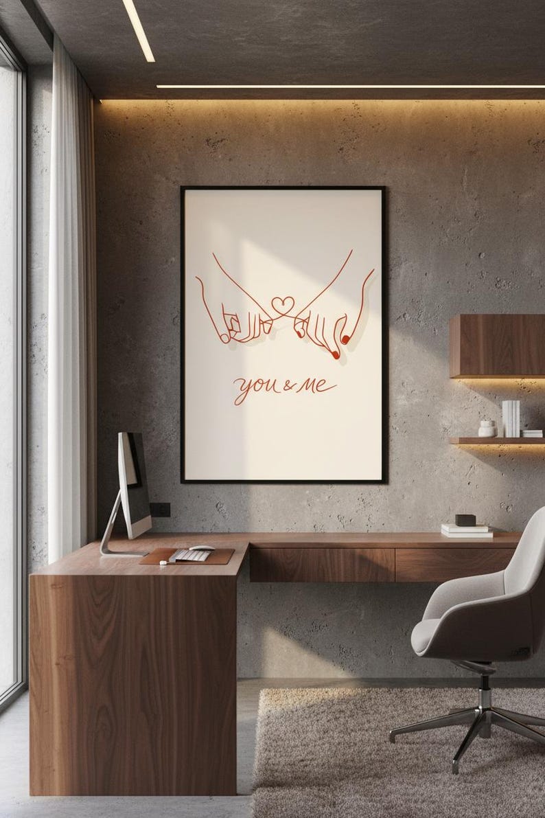 Puede incluir: Un cuadro enmarcado con un dibujo lineal minimalista en rojo de dos manos entrelazadas por los me&ntilde;iques, con un coraz&oacute;n y las palabras "you & me". La obra de arte se exhibe en un entorno de oficina moderno.