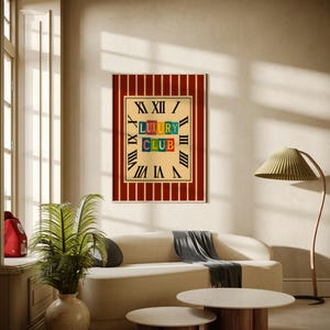 Pu&ograve; includere: Un'opera d'arte incorniciata con uno sfondo a strisce rosse e crema e le parole "LUXURY CLUB" in lettere colorate. L'opera d'arte si trova in una stanza con un divano color crema, due tavolini rotondi e una lampada da terra.