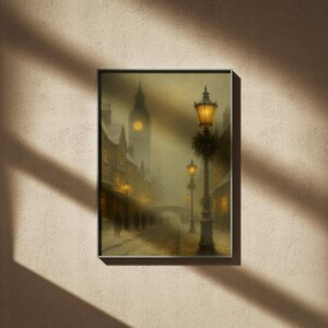 Pu&ograve; includere: Stampa incorniciata di una scena di strada d'epoca con lampioni a gas e una torre dell'orologio sullo sfondo. L'opera d'arte ha un tono caldo seppia, che evoca un senso di nostalgia. La strada &egrave; fiancheggiata da edifici e un ponte.