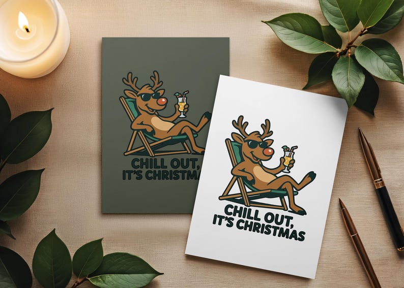 Pu&ograve; includere: Due biglietti di Natale con una renna dei cartoni animati con occhiali da sole, che si rilassa su una sedia a sdraio e tiene in mano un cocktail. Le carte riportano la scritta "Chill Out, It's Christmas". Un biglietto &egrave; verde, l'altro &egrave; bianco.
