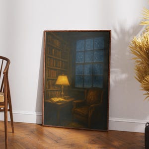 Peut inclure: Peinture encadr&eacute;e d'une sc&egrave;ne de biblioth&egrave;que chaleureuse. Une lampe allum&eacute;e sur une petite table avec un livre ouvert, &agrave; c&ocirc;t&eacute; d'un fauteuil &agrave; motifs. Des biblioth&egrave;ques bordent le mur et une fen&ecirc;tre montre une nuit enneig&eacute;e.