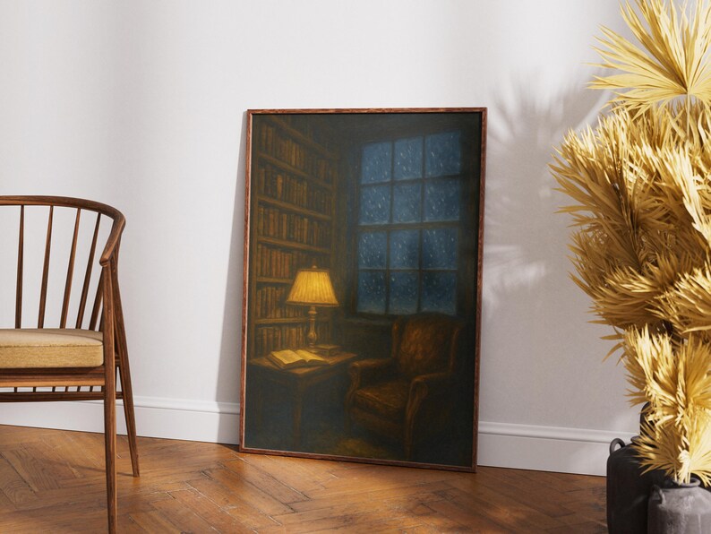 Peut inclure: Peinture encadr&eacute;e d'une sc&egrave;ne de biblioth&egrave;que chaleureuse. Une lampe allum&eacute;e sur une petite table avec un livre ouvert, &agrave; c&ocirc;t&eacute; d'un fauteuil &agrave; motifs. Des biblioth&egrave;ques bordent le mur et une fen&ecirc;tre montre une nuit enneig&eacute;e.