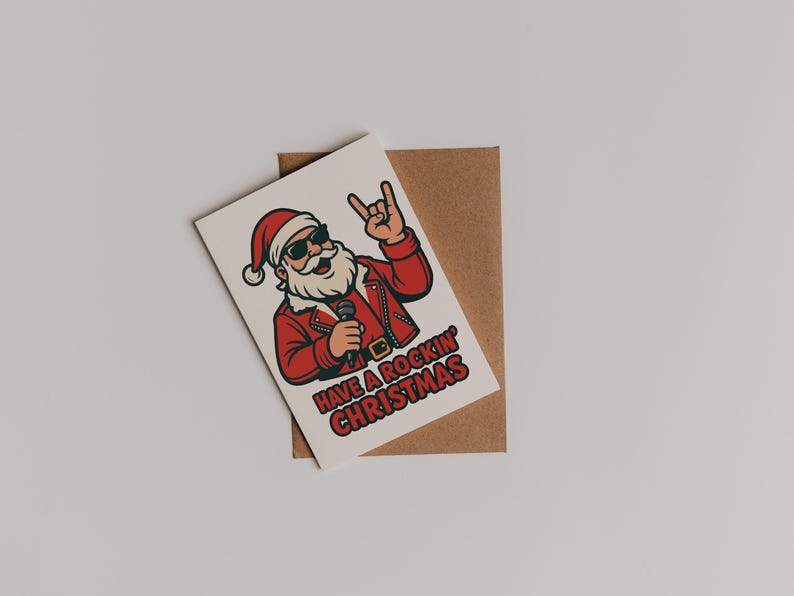 K&ouml;nnte beinhalten: Eine Weihnachtskarte mit einem Cartoon-Weihnachtsmann mit Sonnenbrille und roter Lederjacke, der ein Mikrofon h&auml;lt und eine Rock'n'Roll-Geste macht. Die Karte tr&auml;gt die Aufschrift "Have a Rockin' Christmas" und liegt auf einem braunen Umschlag.