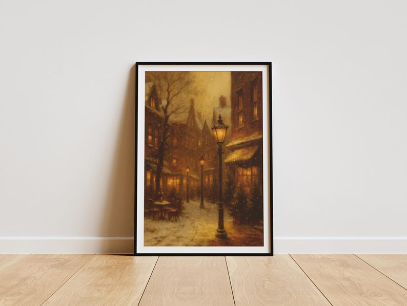 K&ouml;nnte beinhalten: Gerahmter Druck einer winterlichen Stra&szlig;enszene. Das Kunstwerk zeigt eine schneebedeckte Stra&szlig;e mit Geb&auml;uden, beleuchteten Fenstern und einer Stra&szlig;enlaterne. Die Farbpalette ist warm, mit Braunt&ouml;nen, Gelb und Orange, was eine gem&uuml;tliche Atmosph&auml;re schafft.