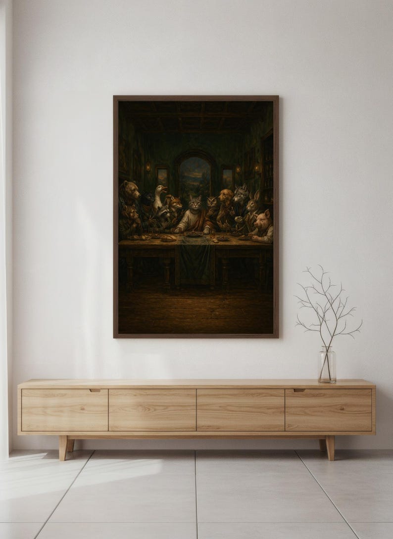 K&ouml;nnte beinhalten: Ein gerahmter Kunstdruck, der eine Parodie des Letzten Abendmahls darstellt, mit verschiedenen Tieren anstelle der J&uuml;nger. Die zentrale Figur ist eine Katze. Das Kunstwerk hat einen dunklen, klassischen Stil mit einem braunen Holzrahmen.