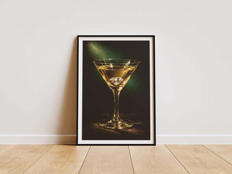 Puede incluir: Impresi&oacute;n enmarcada de un martini en una copa cl&aacute;sica. La bebida dorada contiene un gran cubito de hielo en forma de diamante. El fondo oscuro est&aacute; iluminado por un foco verde, creando un contraste llamativo. Marco negro.