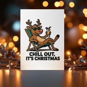 Pu&ograve; includere: Biglietto bianco con una renna dei cartoni animati con occhiali da sole, che si rilassa su una sedia a sdraio e tiene in mano un cocktail. Il testo "CHILL OUT, IT'S CHRISTMAS" &egrave; in basso. Lo sfondo presenta luci sfocate e rami decorativi.