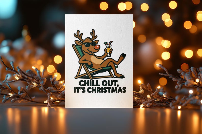 Pu&ograve; includere: Biglietto bianco con una renna dei cartoni animati con occhiali da sole, che si rilassa su una sedia a sdraio e tiene in mano un cocktail. Il testo "CHILL OUT, IT'S CHRISTMAS" &egrave; in basso. Lo sfondo presenta luci sfocate e rami decorativi.