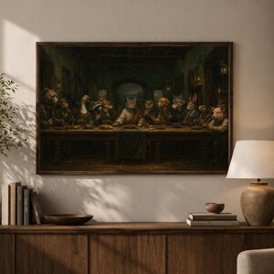 Peut inclure: Une &oelig;uvre d'art encadr&eacute;e repr&eacute;sentant une parodie de la C&egrave;ne, avec des animaux anthropomorphes. Le personnage central est un chat, entour&eacute; d'autres animaux &agrave; une longue table. L'&oelig;uvre est expos&eacute;e sur un mur au-dessus d'un meuble en bois.