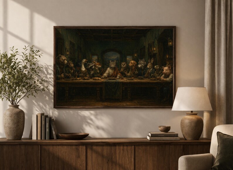 Peut inclure: Une &oelig;uvre d'art encadr&eacute;e repr&eacute;sentant une parodie de la C&egrave;ne, avec des animaux anthropomorphes. Le personnage central est un chat, entour&eacute; d'autres animaux &agrave; une longue table. L'&oelig;uvre est expos&eacute;e sur un mur au-dessus d'un meuble en bois.