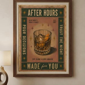 Puede incluir: Un cuadro rectangular enmarcado con fondo verde oscuro y rojo apagado, que muestra una ilustraci&oacute;n central de un vaso de cristal con l&iacute;quido &aacute;mbar, hielo y una rodaja de naranja. El texto dice AFTER HOURS, POUR DECISIONS, TRUST THE NIGHT, MADE for YOU, GOOD NIGHTS GREAT STORIES, EST. 1897 y SIP SLOW + STAY LONGER.