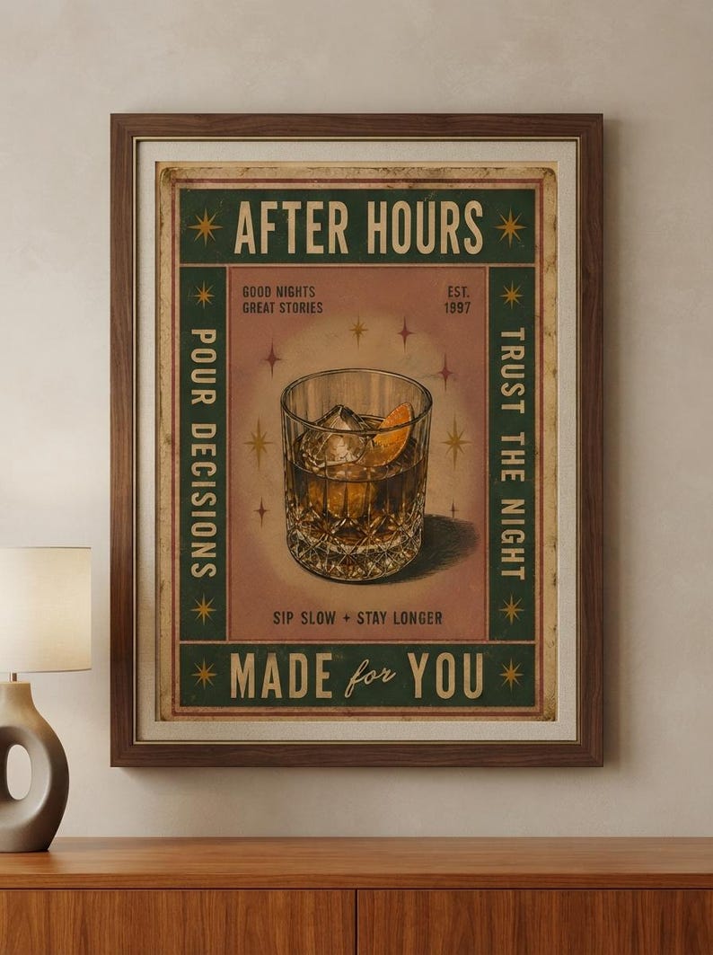 Puede incluir: Un cuadro rectangular enmarcado con fondo verde oscuro y rojo apagado, que muestra una ilustraci&oacute;n central de un vaso de cristal con l&iacute;quido &aacute;mbar, hielo y una rodaja de naranja. El texto dice AFTER HOURS, POUR DECISIONS, TRUST THE NIGHT, MADE for YOU, GOOD NIGHTS GREAT STORIES, EST. 1897 y SIP SLOW + STAY LONGER.