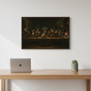 Peut inclure: Une &oelig;uvre d'art encadr&eacute;e repr&eacute;sentant une parodie de La C&egrave;ne, avec des animaux anthropomorphes. La peinture est sombre avec un cadre marron, au-dessus d'un bureau en bois avec un ordinateur portable et une petite plante en pot.