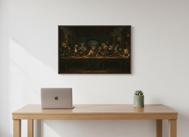 Peut inclure: Une &oelig;uvre d'art encadr&eacute;e repr&eacute;sentant une parodie de La C&egrave;ne, avec des animaux anthropomorphes. La peinture est sombre avec un cadre marron, au-dessus d'un bureau en bois avec un ordinateur portable et une petite plante en pot.