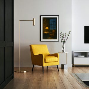 Peut inclure: Un salon moderne avec un fauteuil jaune, un lampadaire dor&eacute; et un tableau encadr&eacute; repr&eacute;sentant une sc&egrave;ne de biblioth&egrave;que. Une petite table d'appoint accueille un vase de fleurs. La pi&egrave;ce a des planchers de bois et un design minimaliste.