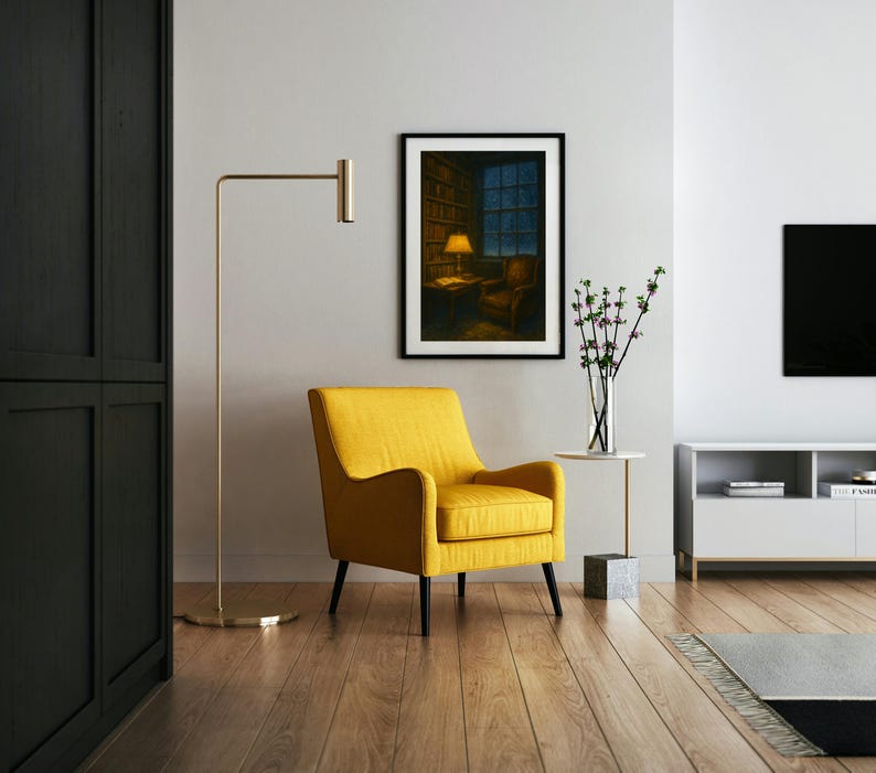 Peut inclure: Un salon moderne avec un fauteuil jaune, un lampadaire dor&eacute; et un tableau encadr&eacute; repr&eacute;sentant une sc&egrave;ne de biblioth&egrave;que. Une petite table d'appoint accueille un vase de fleurs. La pi&egrave;ce a des planchers de bois et un design minimaliste.