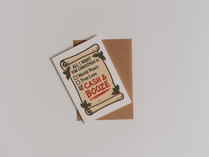 Puede incluir: Tarjeta de felicitaci&oacute;n navide&ntilde;a con dise&ntilde;o de pergamino, con el texto "All I want for Christmas is: World Peace, True Love, Cash & Booze." La tarjeta est&aacute; sobre un sobre marr&oacute;n, con acebo y bayas.